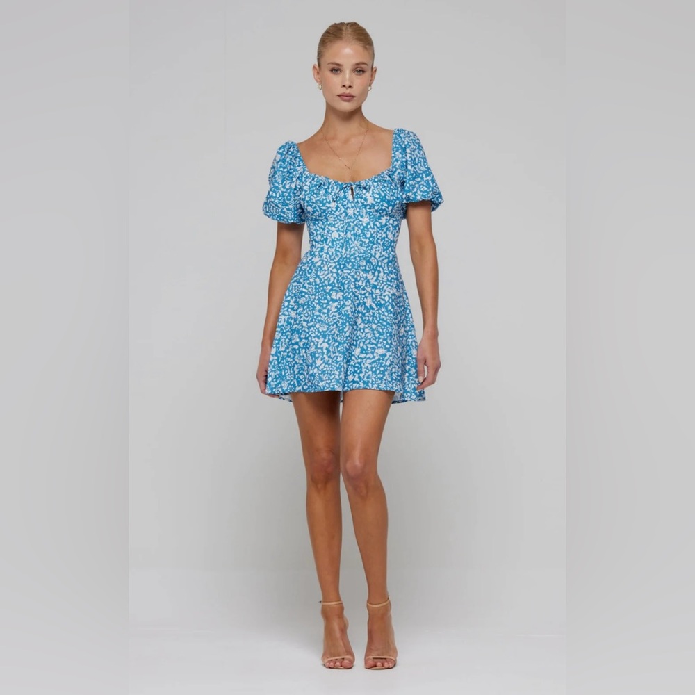 Winnie Mini in White Iris by Resa